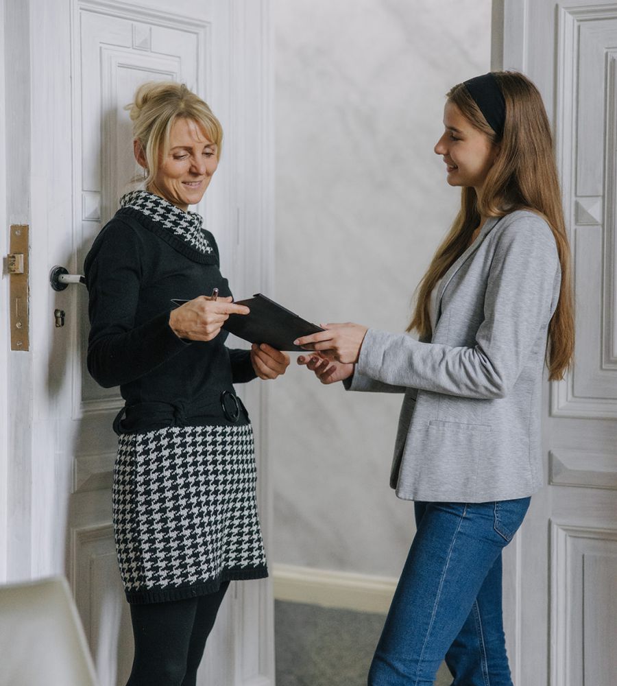 Junge Frau im Bewerbungsgespräch im Büro bei Schubert und Kollegen