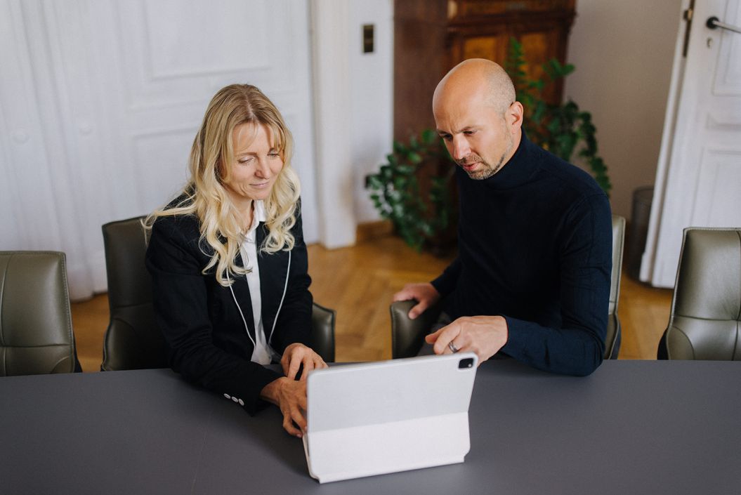 Steuerberaterin und Steuerberater bei der digitalen Beratung am Tablet