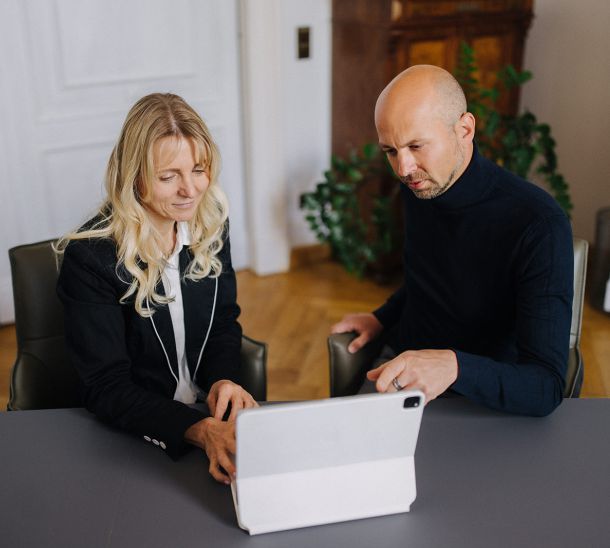 Steuerberaterin und Steuerberater bei der digitalen Beratung am Tablet