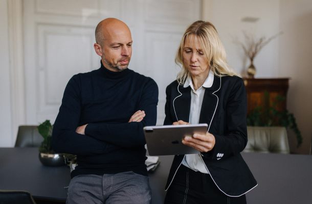 Steuerberaterin Kerstin Hamm im digitalen Austausch mit Steuerberater Sven Schubert