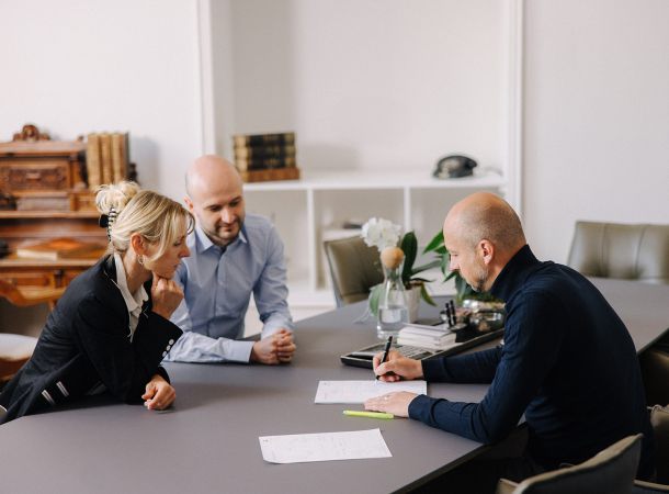 Team der Steuerberatung im Gespräch mit Mandanten bei einer persönlichen Beratung