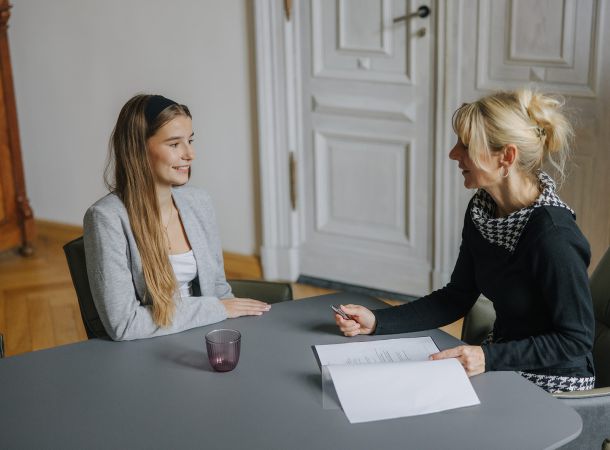 Kollegiale Besprechung in der Kanzlei mit Präsentation und Gespräch am Konferenztisch