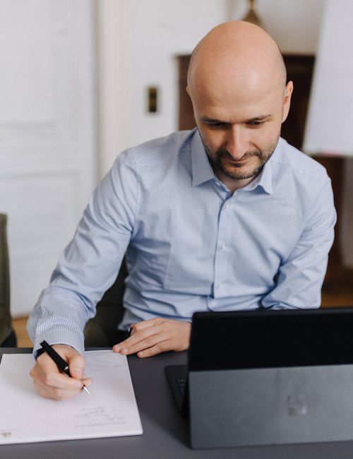 Mitarbeiter der Steuerberatung bei der digitalen Bearbeitung von Unterlagen am Laptop