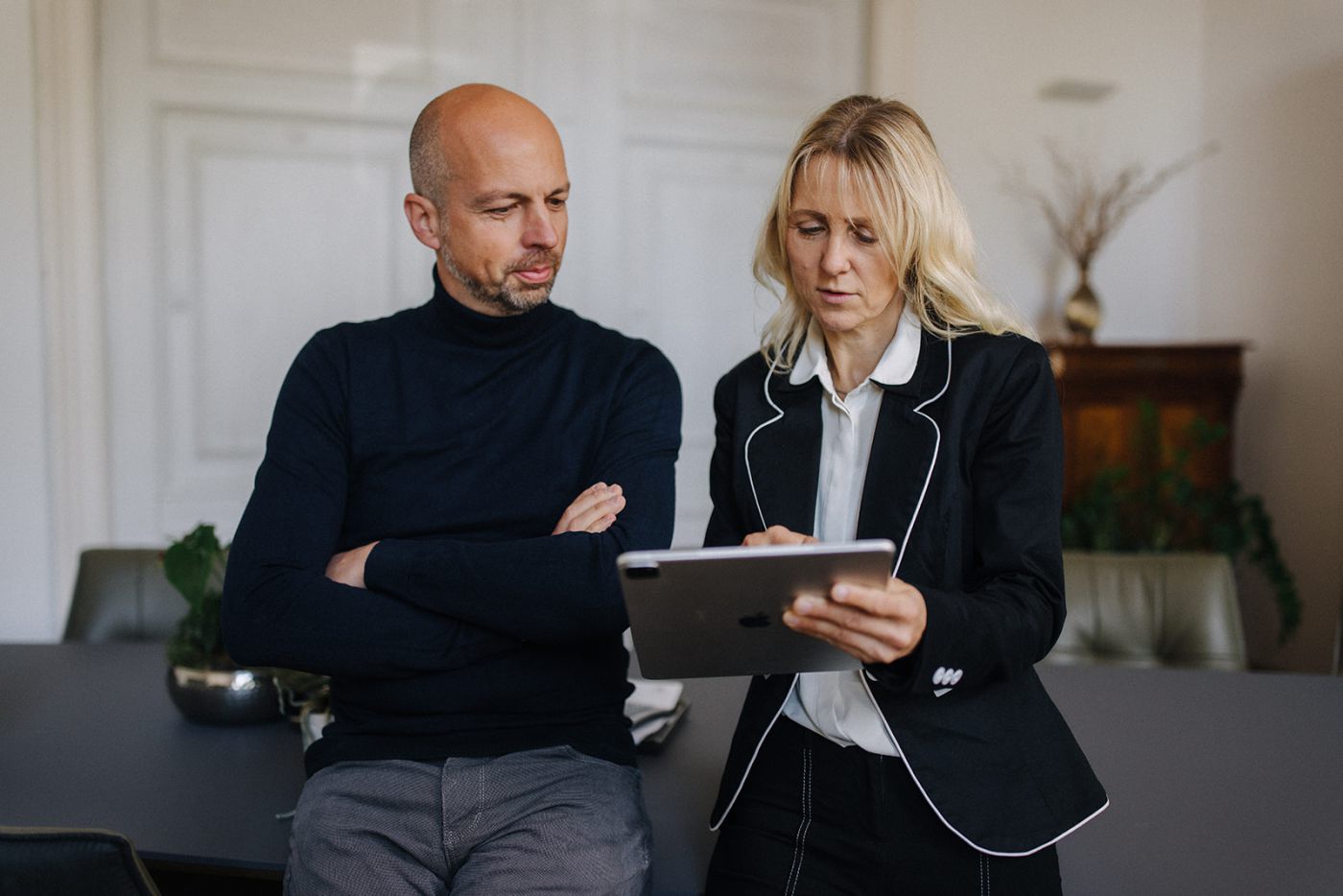 Steuerberaterin Kerstin Hamm im digitalen Austausch mit Steuerberater Sven Schubert