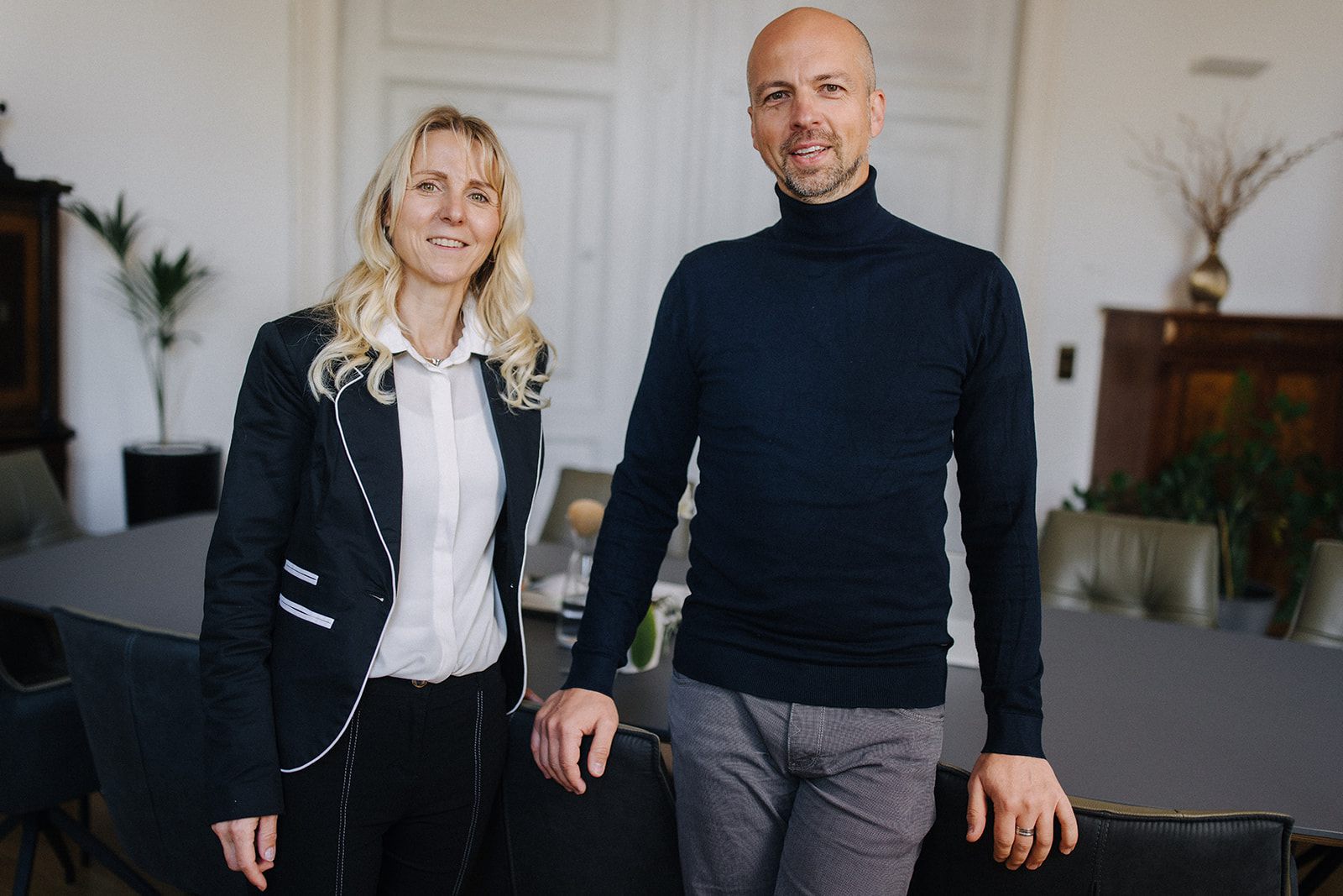 Die Steuerberater Kerstin Hamm und Sven Schubert im Konferenzraum der Kanzlei
